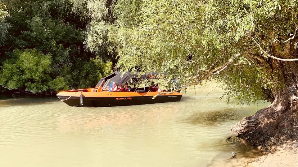 Danube Delta: Private Boat Rental – Corsar 630